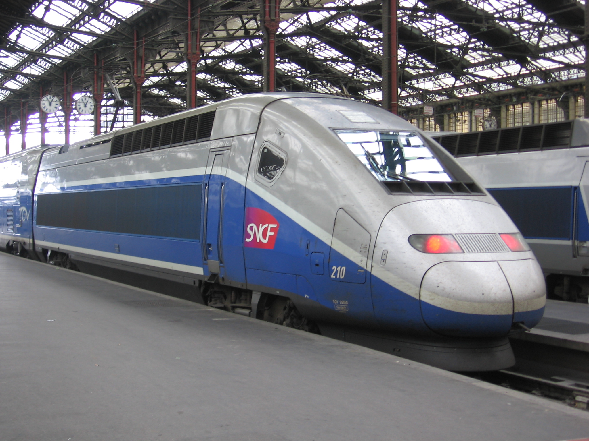 Париж ницца поезд. Поезд TGV Париж Ренн. Поезд Париж Ницца. На поезде до Франции.